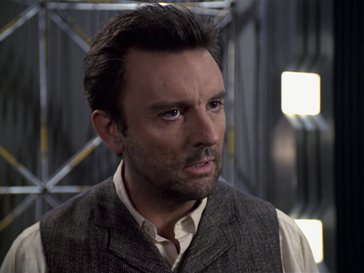 extant_StarTrek_VOY_6x11-FairHaven_03524.jpg