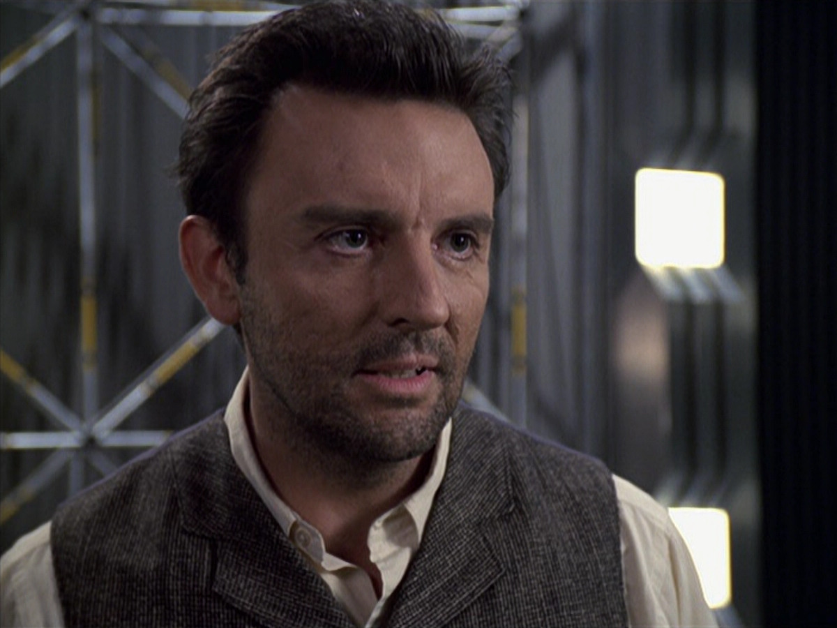 extant_StarTrek_VOY_6x11-FairHaven_03531.jpg