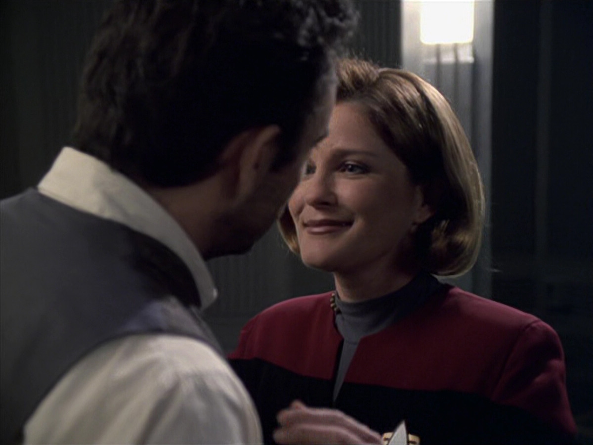 extant_StarTrek_VOY_6x11-FairHaven_03565.jpg