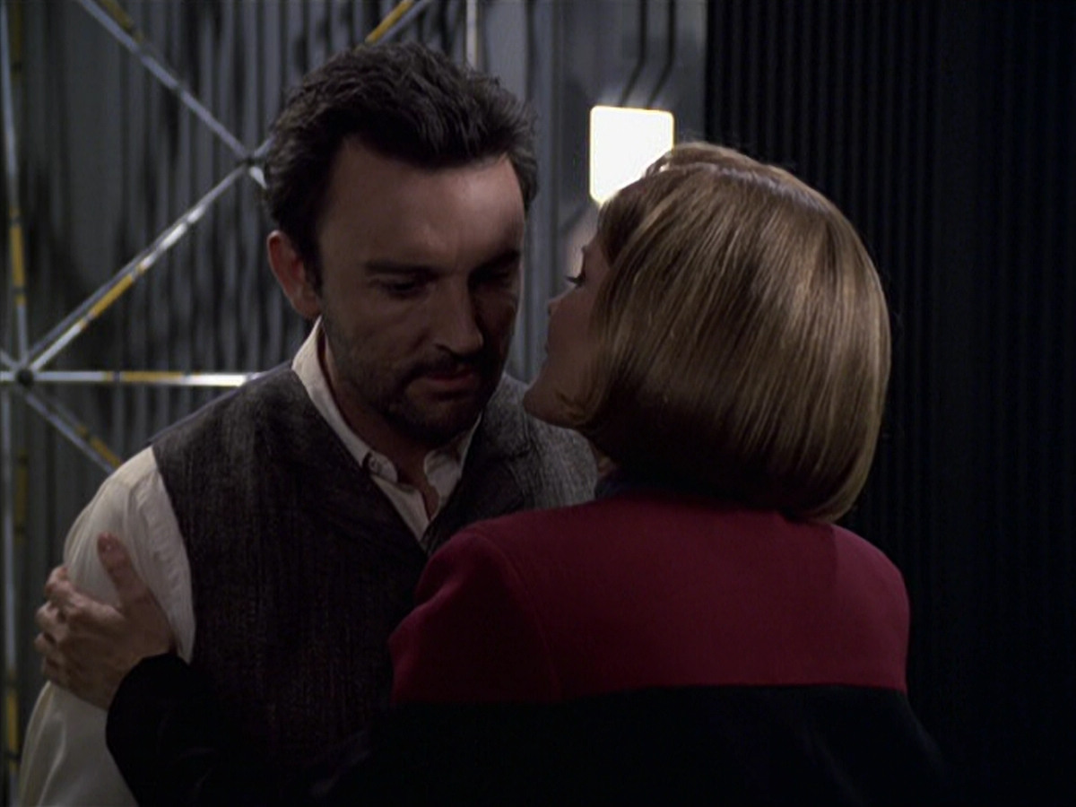 extant_StarTrek_VOY_6x11-FairHaven_03566.jpg