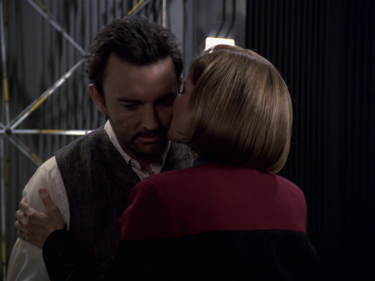 extant_StarTrek_VOY_6x11-FairHaven_03567.jpg