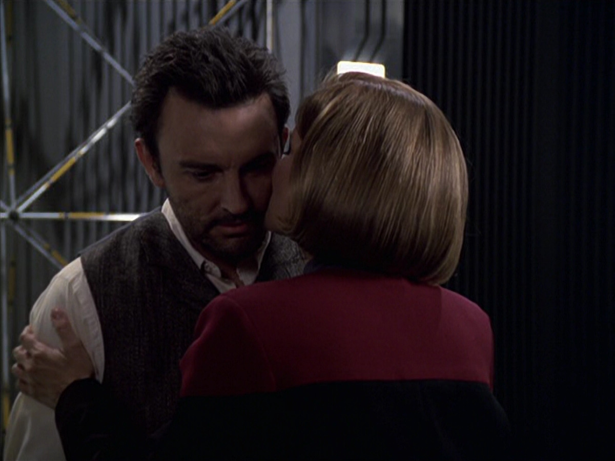 extant_StarTrek_VOY_6x11-FairHaven_03568.jpg