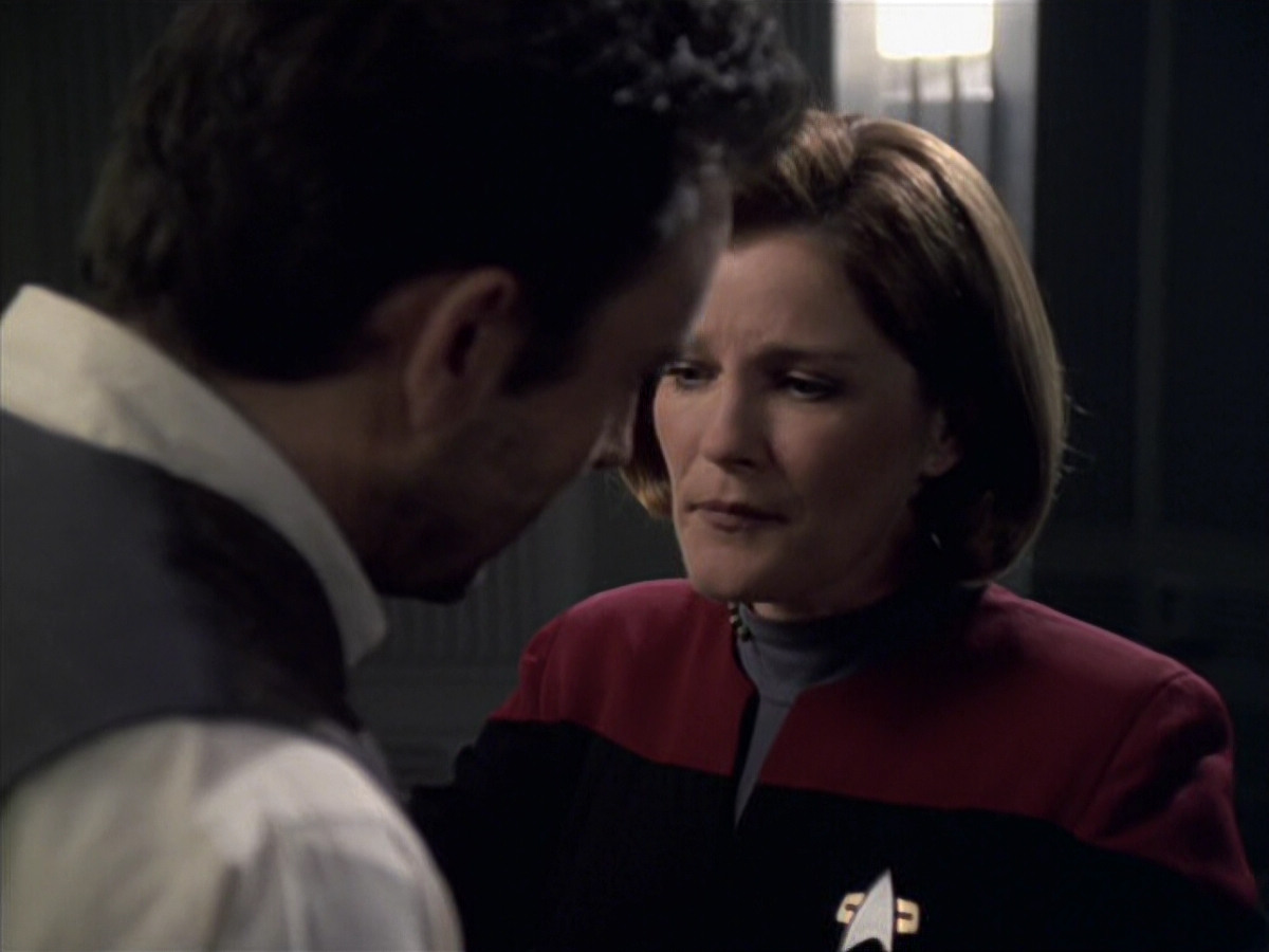 extant_StarTrek_VOY_6x11-FairHaven_03571.jpg