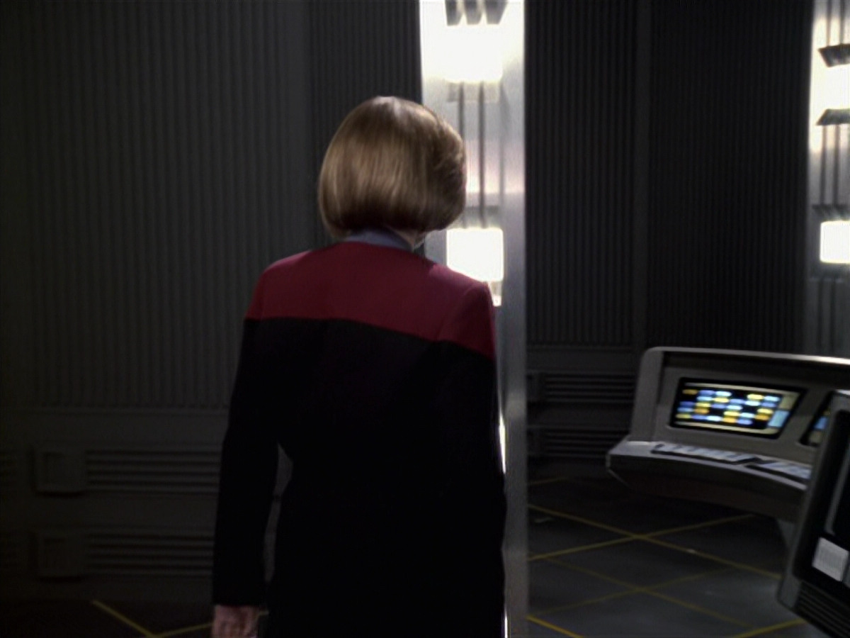 extant_StarTrek_VOY_6x11-FairHaven_03588.jpg