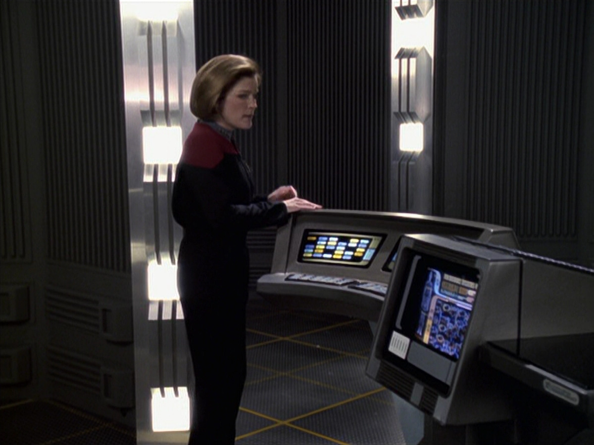 extant_StarTrek_VOY_6x11-FairHaven_03596.jpg