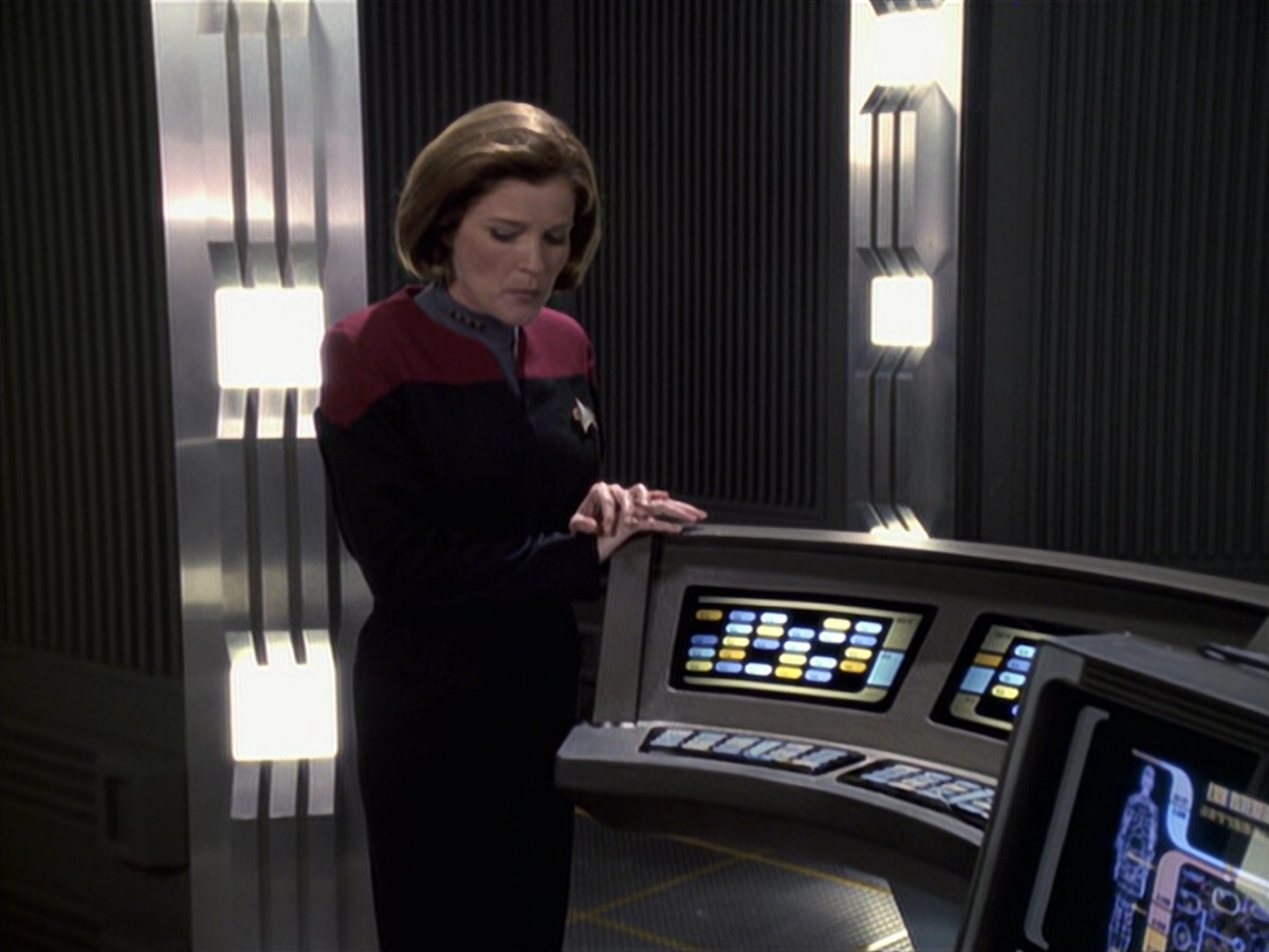 extant_StarTrek_VOY_6x11-FairHaven_03607.jpg