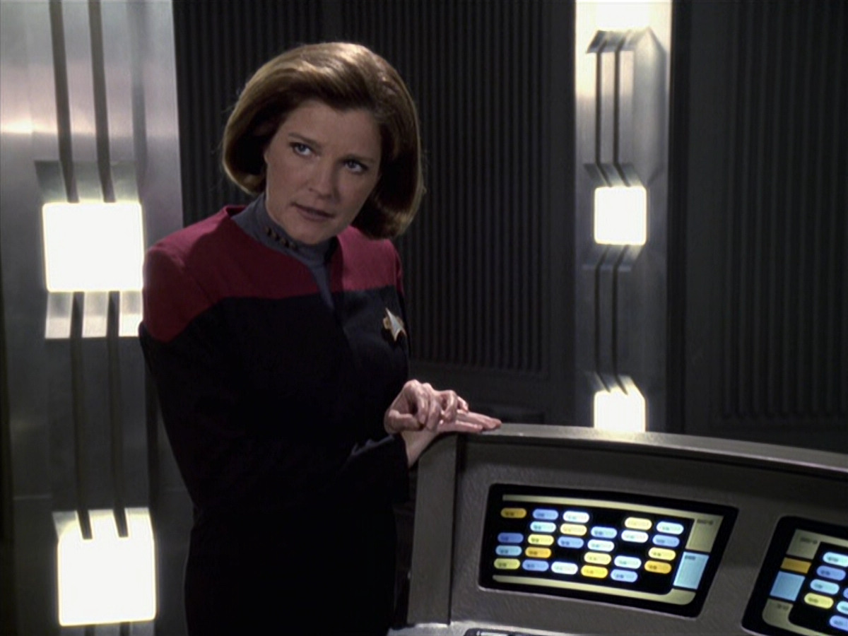 extant_StarTrek_VOY_6x11-FairHaven_03615.jpg
