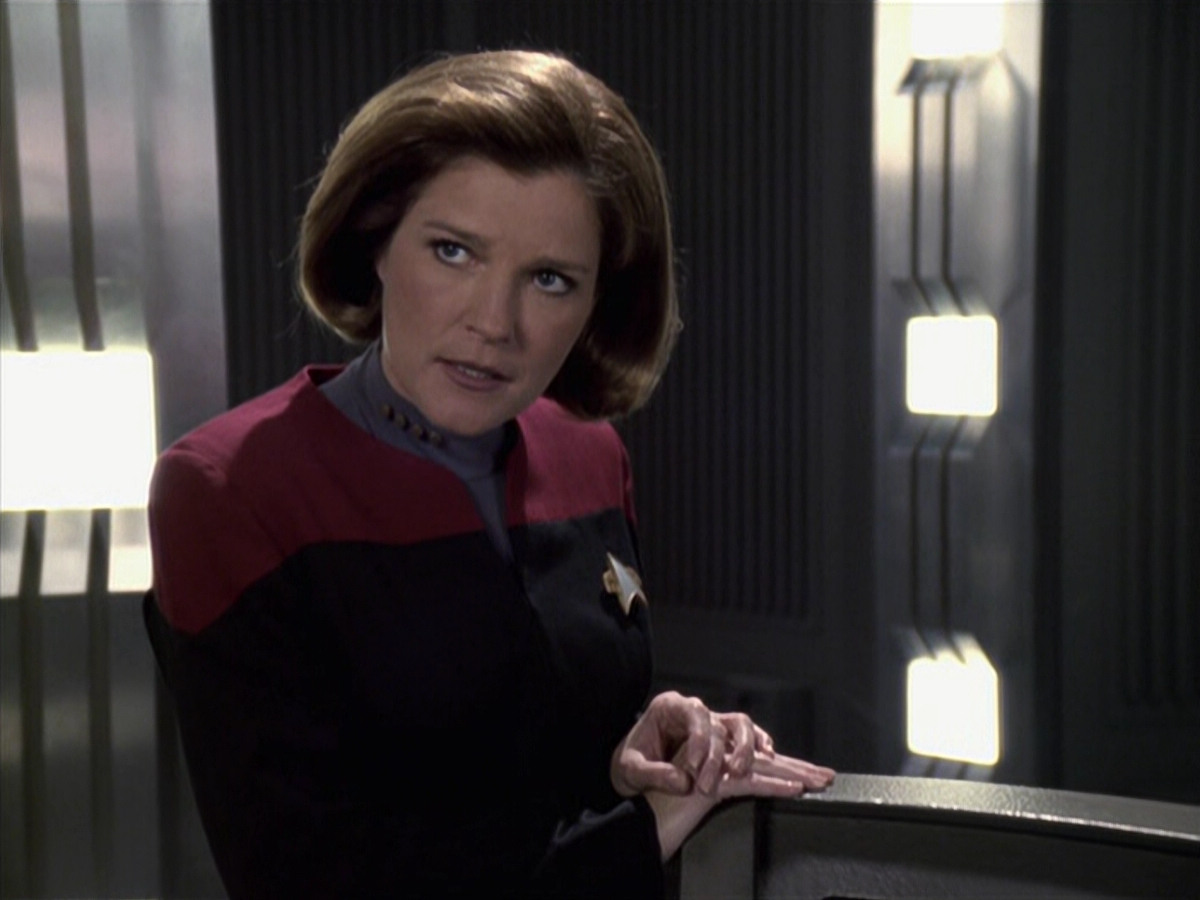 extant_StarTrek_VOY_6x11-FairHaven_03621.jpg