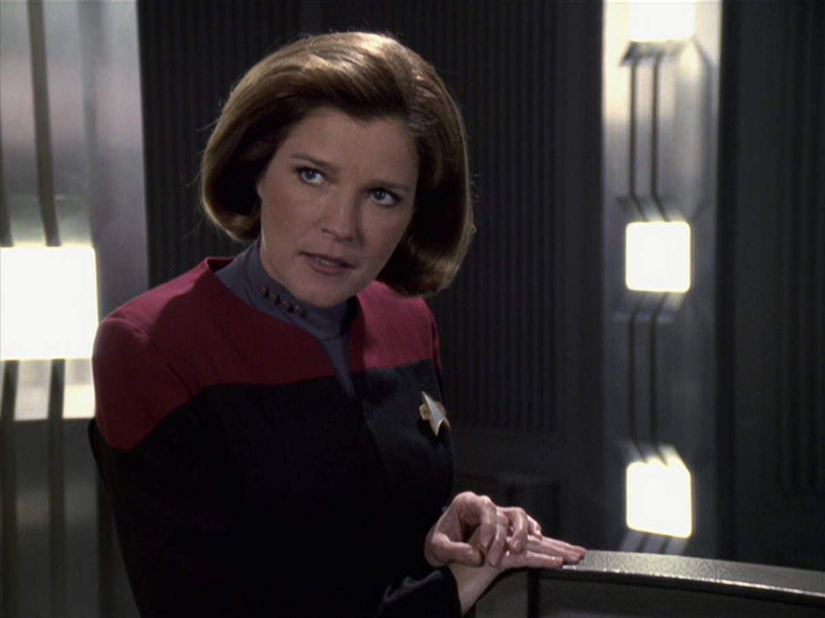 extant_StarTrek_VOY_6x11-FairHaven_03622.jpg