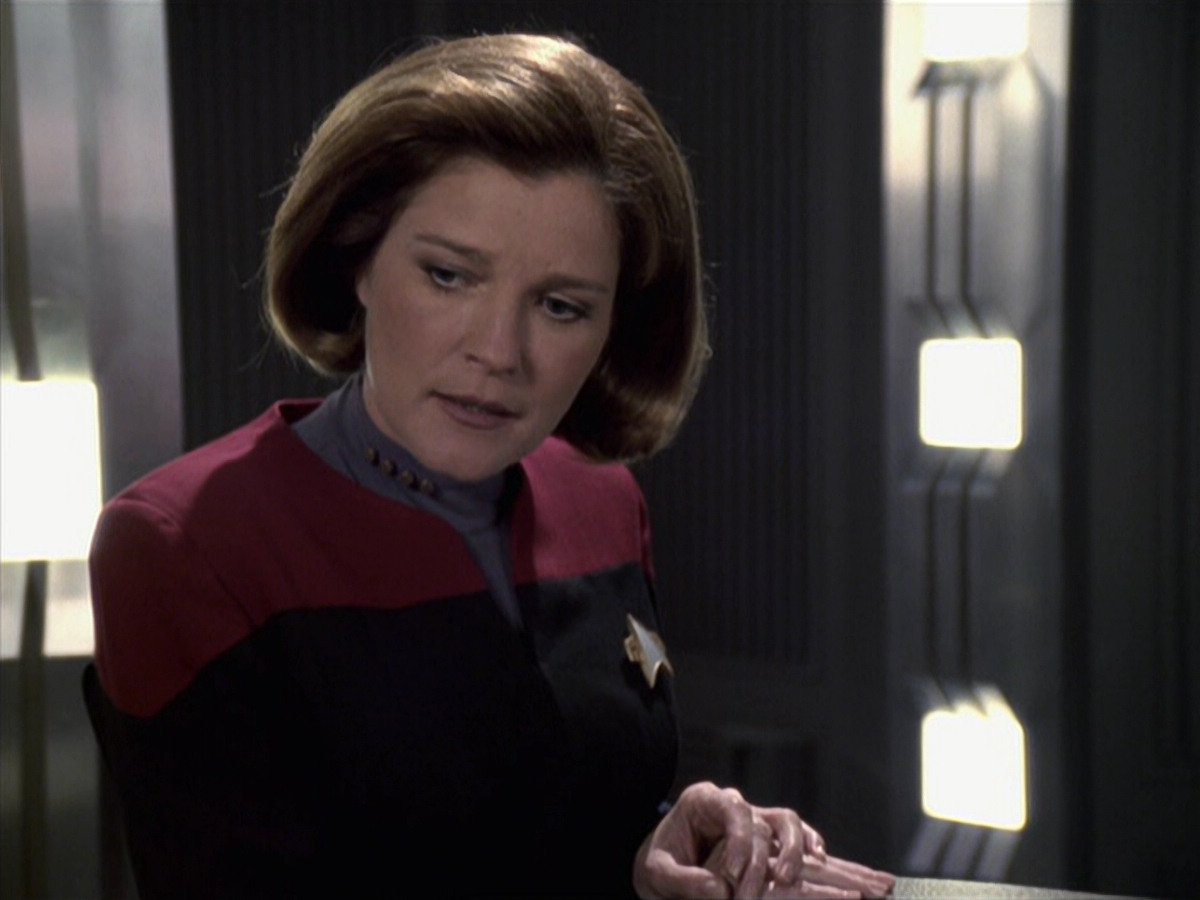 extant_StarTrek_VOY_6x11-FairHaven_03625.jpg