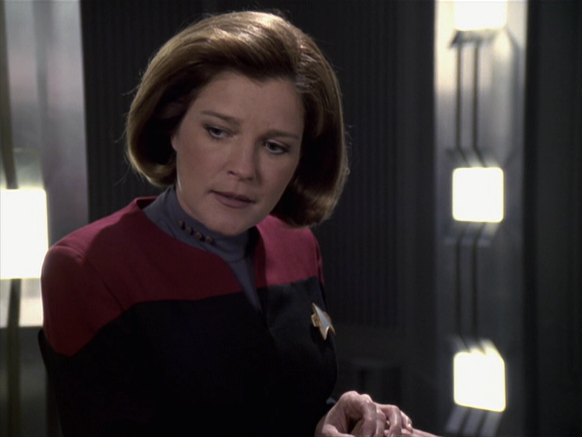 extant_StarTrek_VOY_6x11-FairHaven_03626.jpg