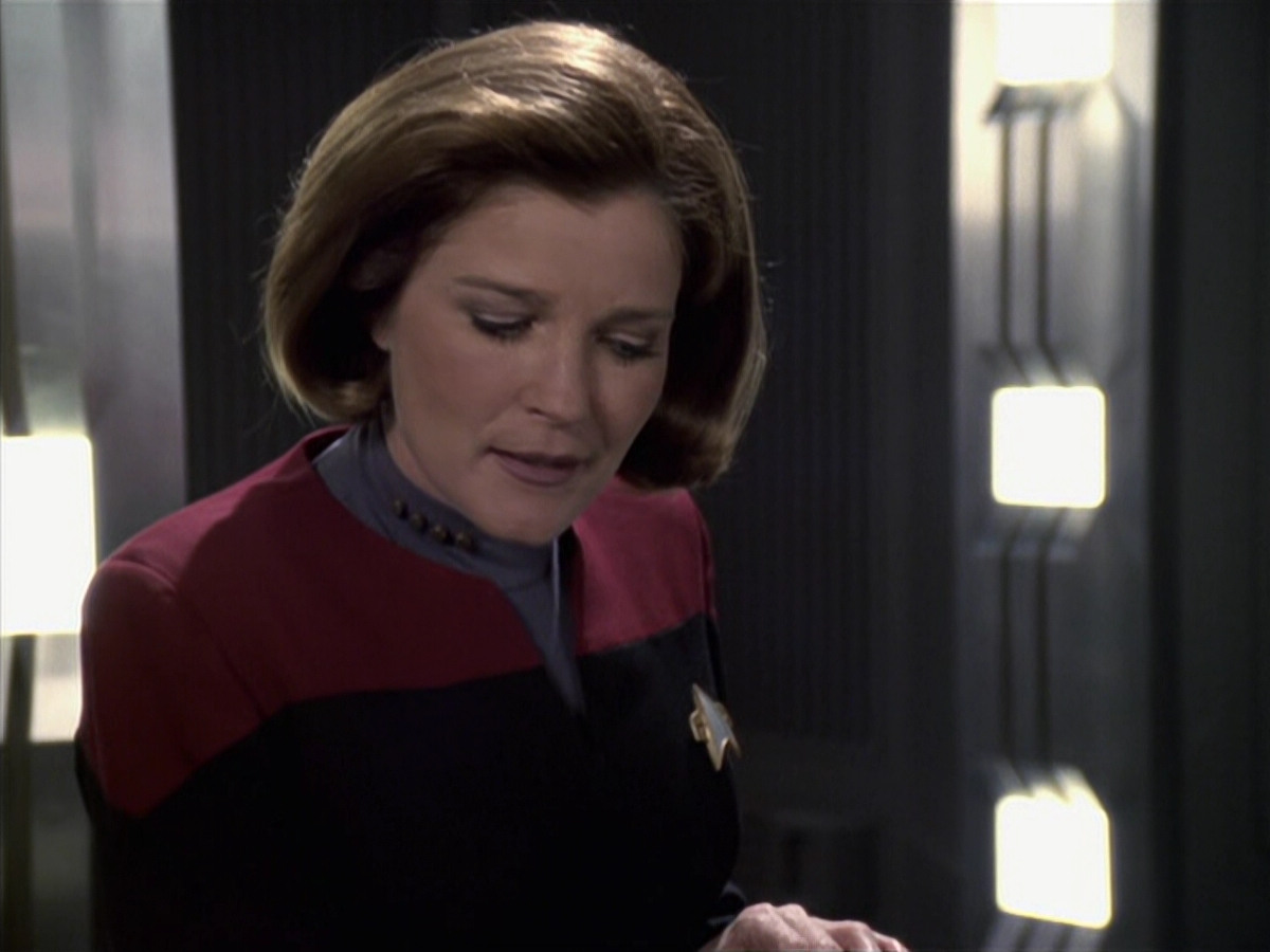 extant_StarTrek_VOY_6x11-FairHaven_03628.jpg