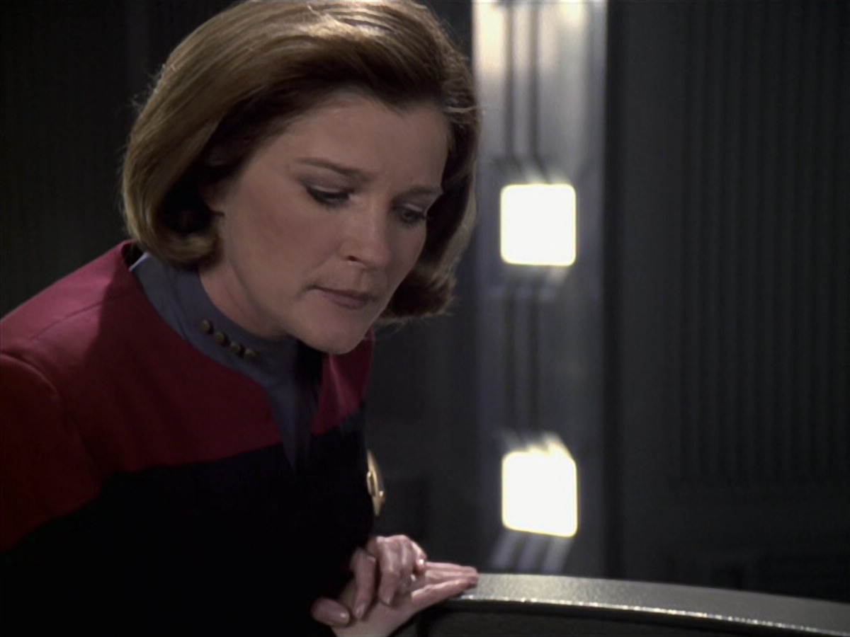 extant_StarTrek_VOY_6x11-FairHaven_03633.jpg