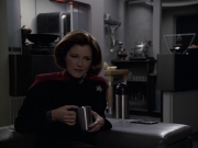 extant_StarTrek_VOY_6x11-FairHaven_00804.jpg