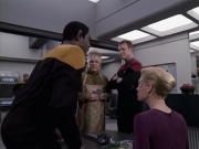 extant_StarTrek_VOY_6x11-FairHaven_01679.jpg