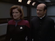 extant_StarTrek_VOY_6x11-FairHaven_02769.jpg