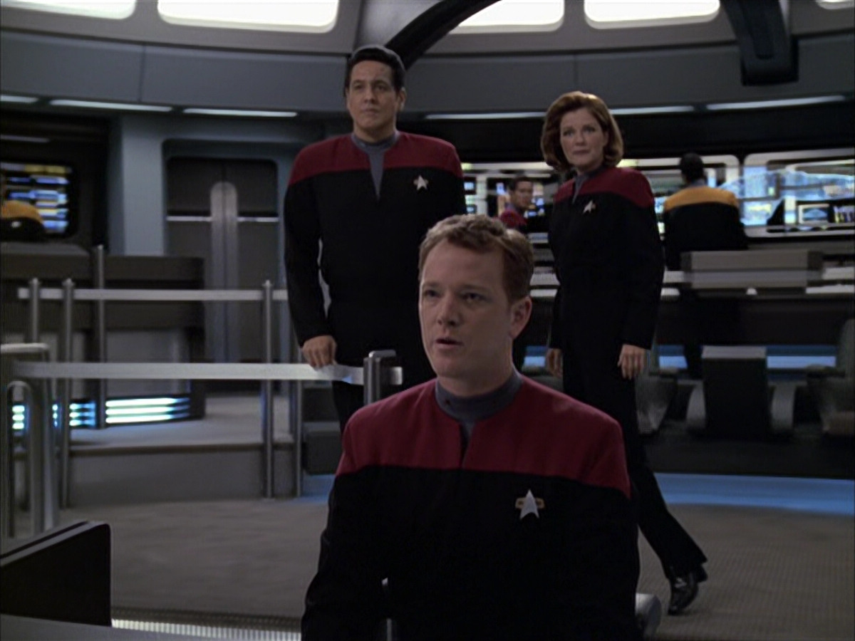extant_StarTrek_VOY_6x12-BlinkOfAnEye_00019.jpg