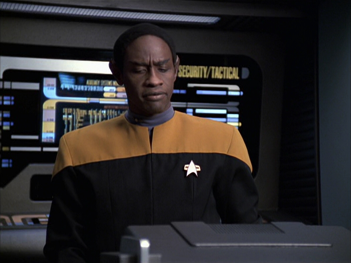 extant_StarTrek_VOY_6x12-BlinkOfAnEye_00035.jpg