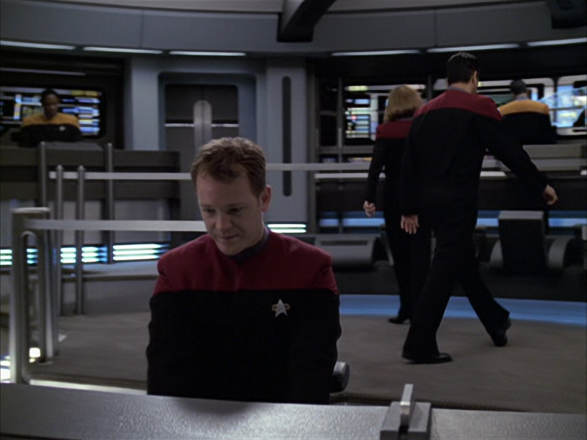 extant_StarTrek_VOY_6x12-BlinkOfAnEye_00046.jpg