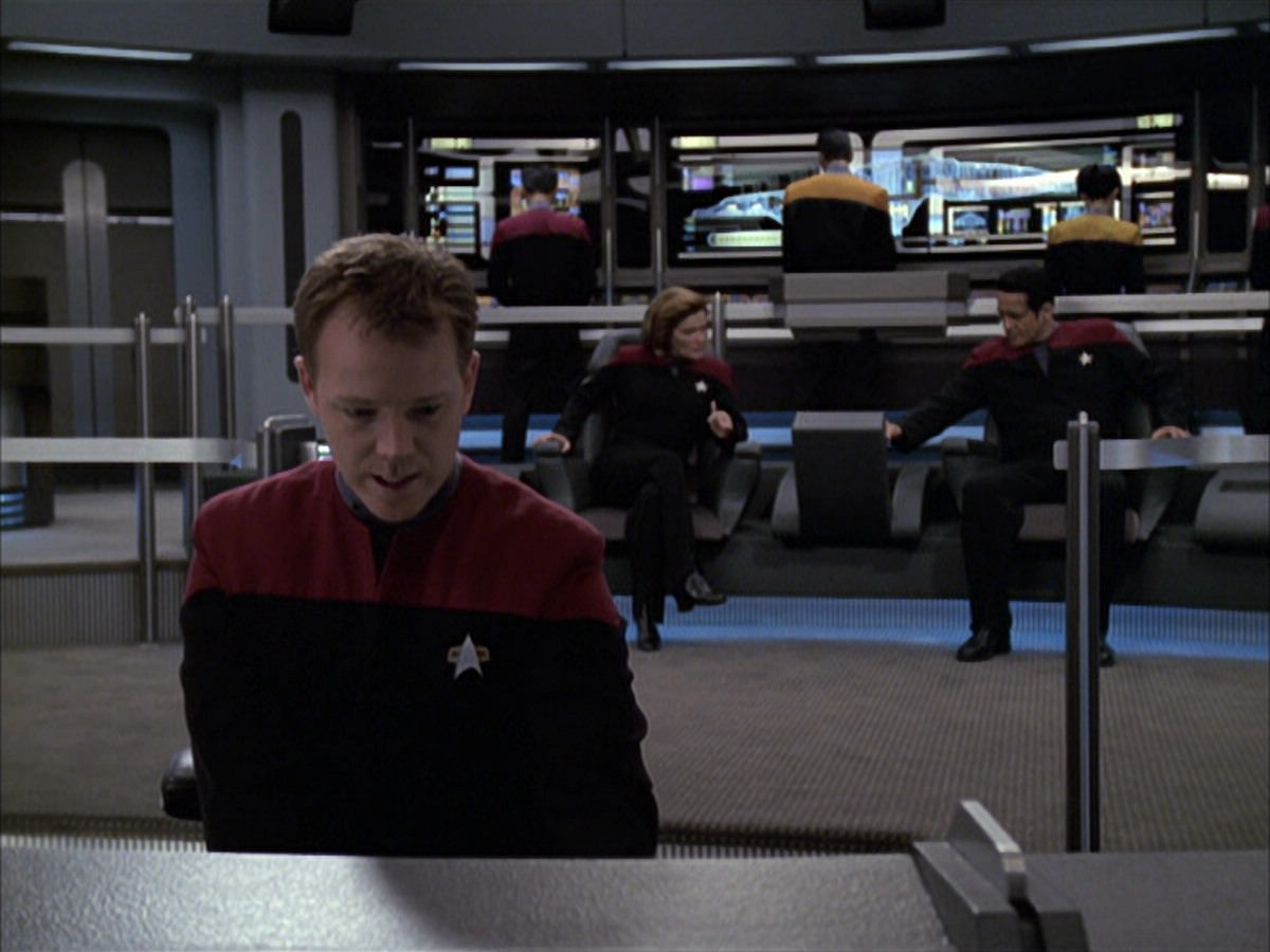 extant_StarTrek_VOY_6x12-BlinkOfAnEye_00068.jpg