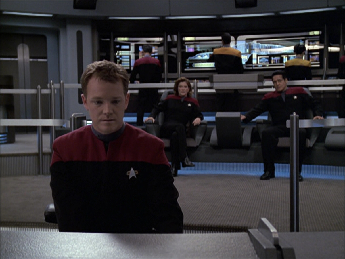 extant_StarTrek_VOY_6x12-BlinkOfAnEye_00072.jpg