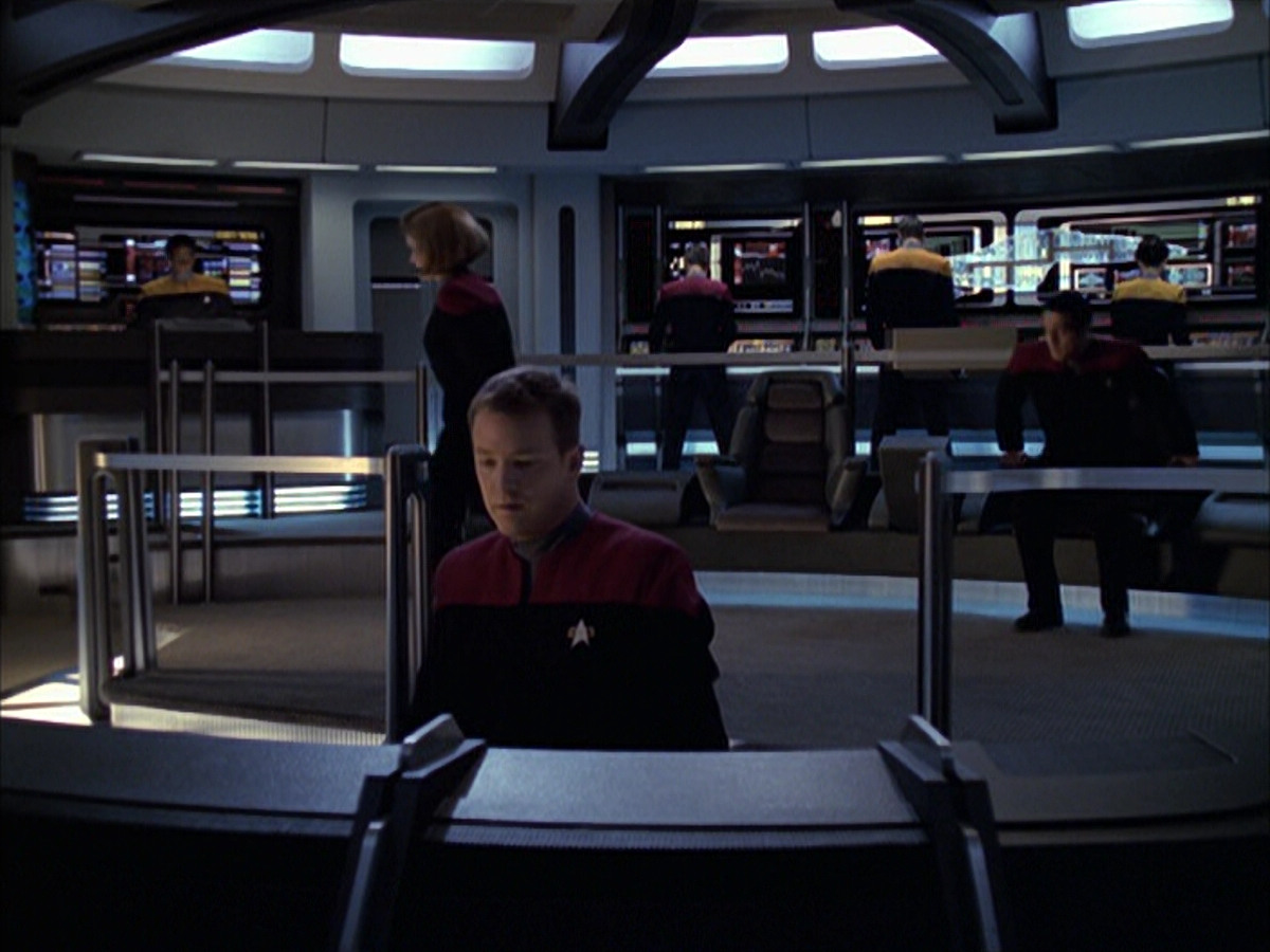 extant_StarTrek_VOY_6x12-BlinkOfAnEye_00455.jpg