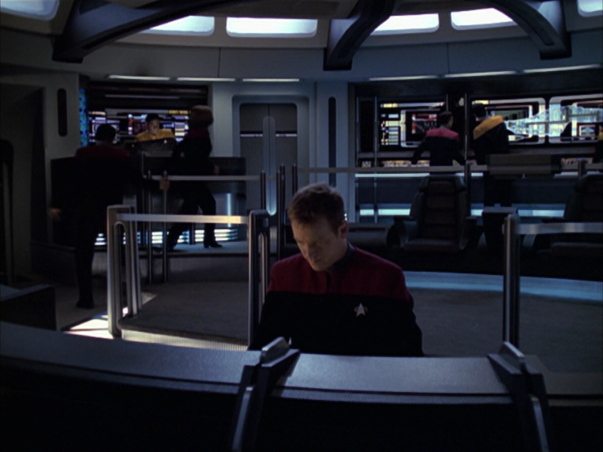 extant_StarTrek_VOY_6x12-BlinkOfAnEye_00459.jpg