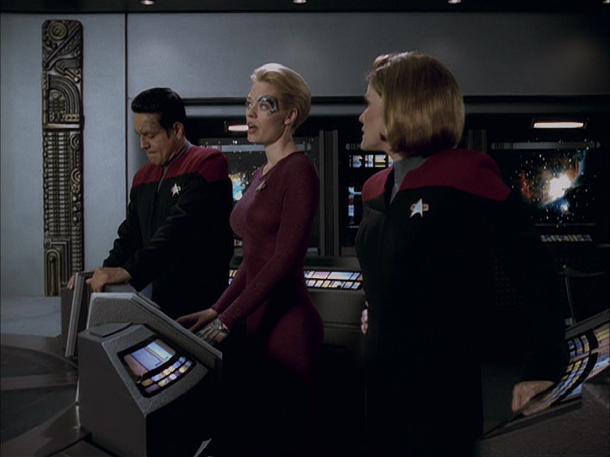 extant_StarTrek_VOY_6x12-BlinkOfAnEye_00486.jpg