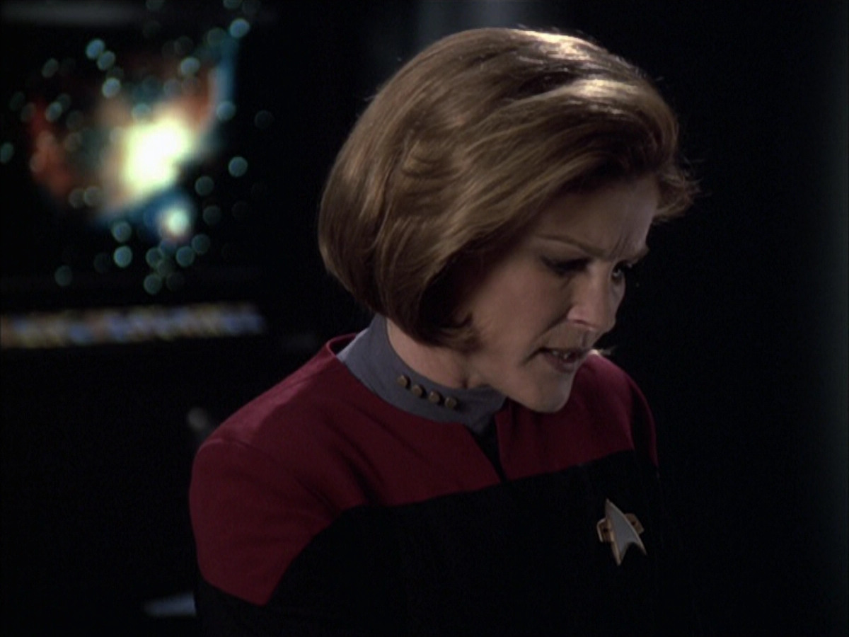 extant_StarTrek_VOY_6x12-BlinkOfAnEye_00513.jpg