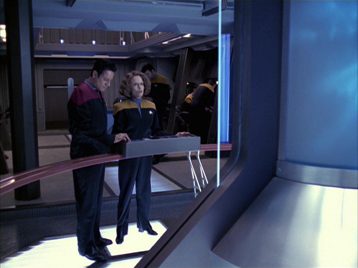 extant_StarTrek_VOY_6x12-BlinkOfAnEye_00585.jpg