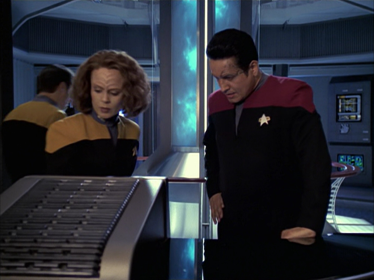 extant_StarTrek_VOY_6x12-BlinkOfAnEye_00613.jpg