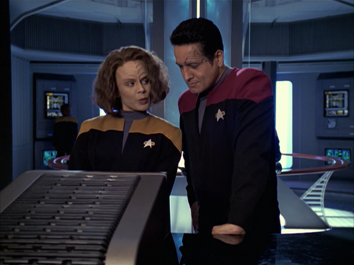 extant_StarTrek_VOY_6x12-BlinkOfAnEye_00669.jpg
