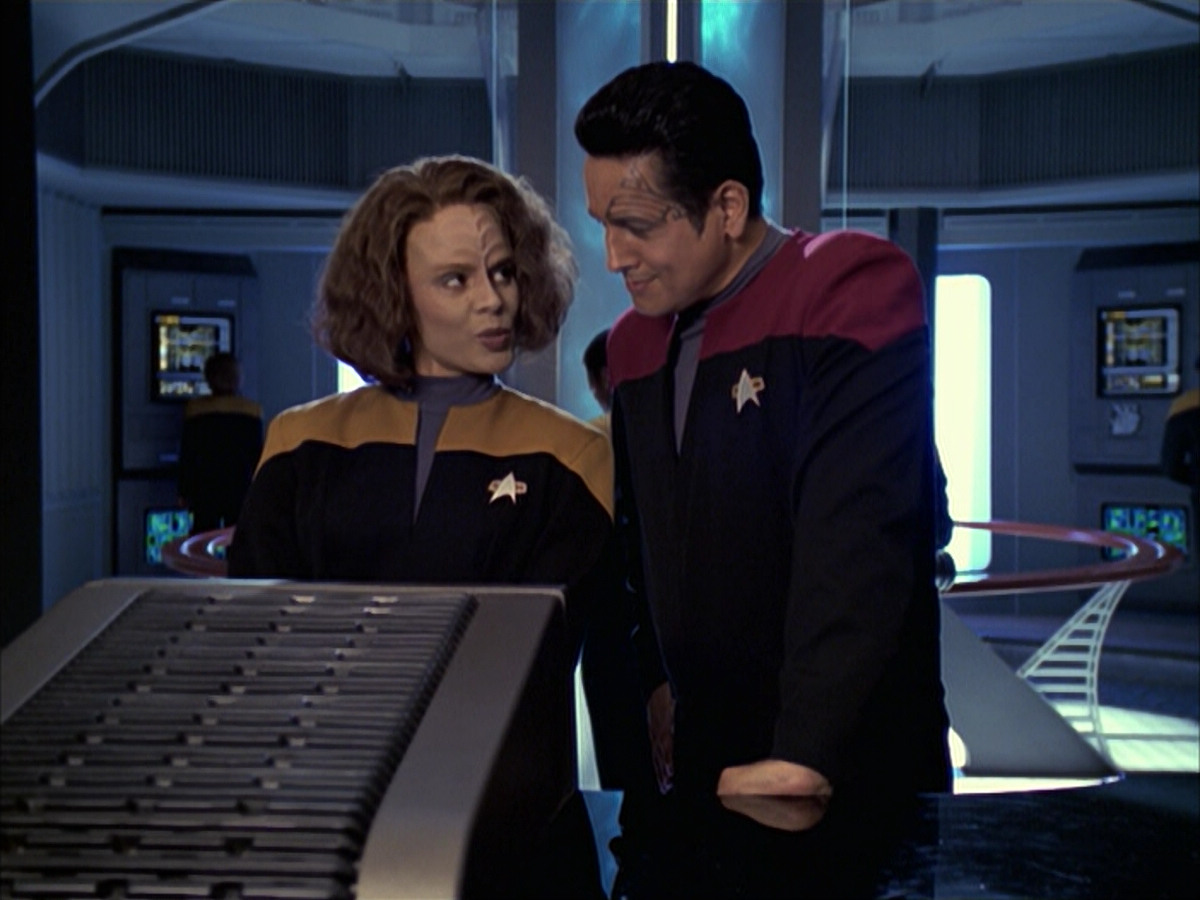extant_StarTrek_VOY_6x12-BlinkOfAnEye_00670.jpg