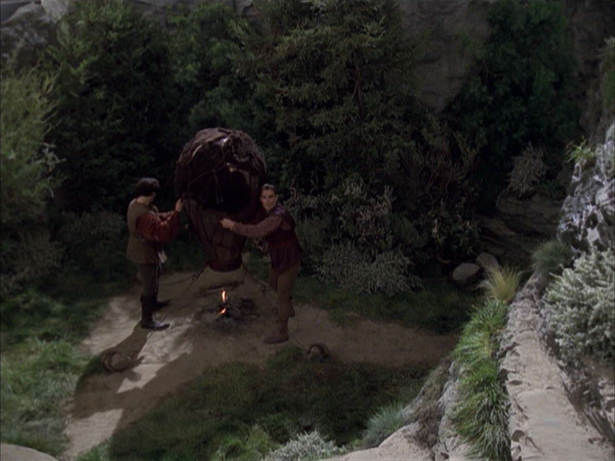 extant_StarTrek_VOY_6x12-BlinkOfAnEye_00721.jpg