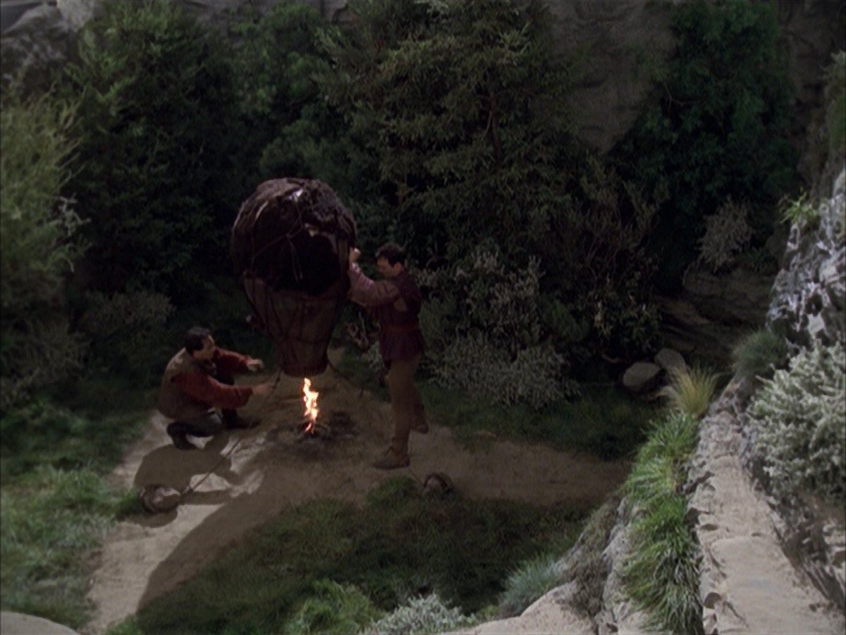 extant_StarTrek_VOY_6x12-BlinkOfAnEye_00733.jpg
