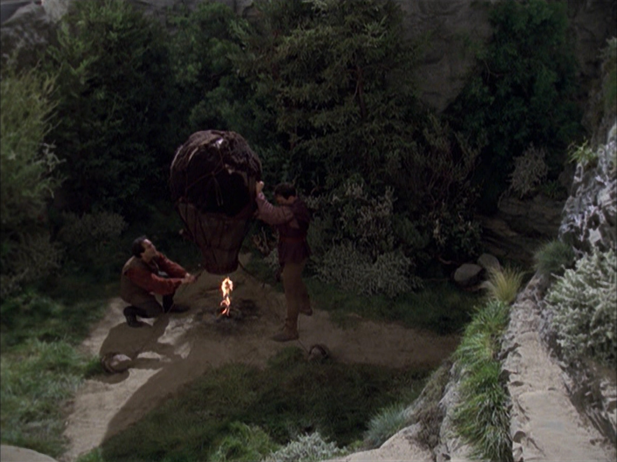 extant_StarTrek_VOY_6x12-BlinkOfAnEye_00734.jpg