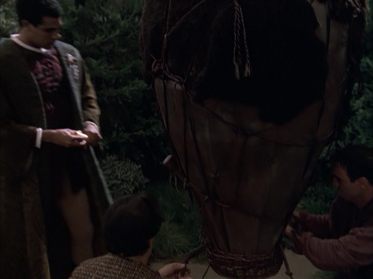 extant_StarTrek_VOY_6x12-BlinkOfAnEye_01013.jpg