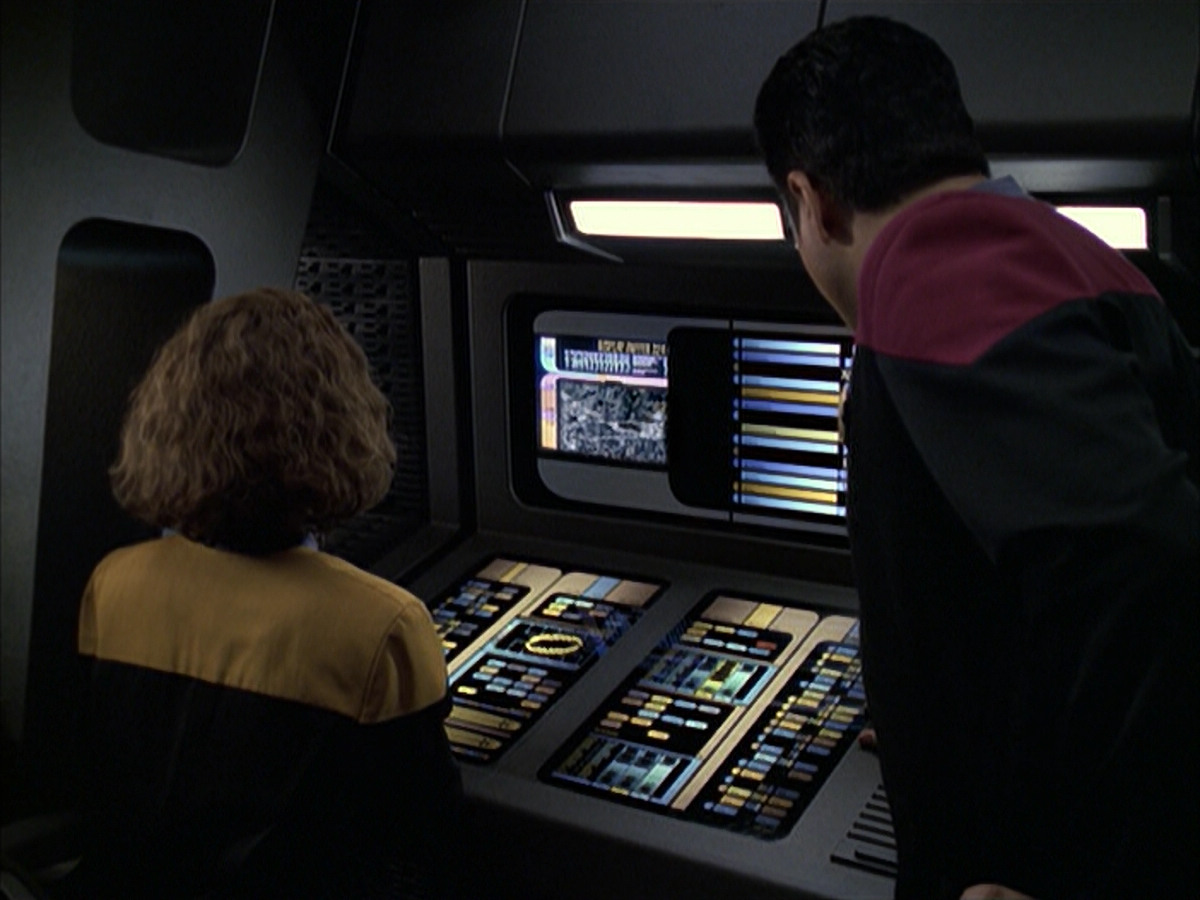 extant_StarTrek_VOY_6x12-BlinkOfAnEye_01061.jpg