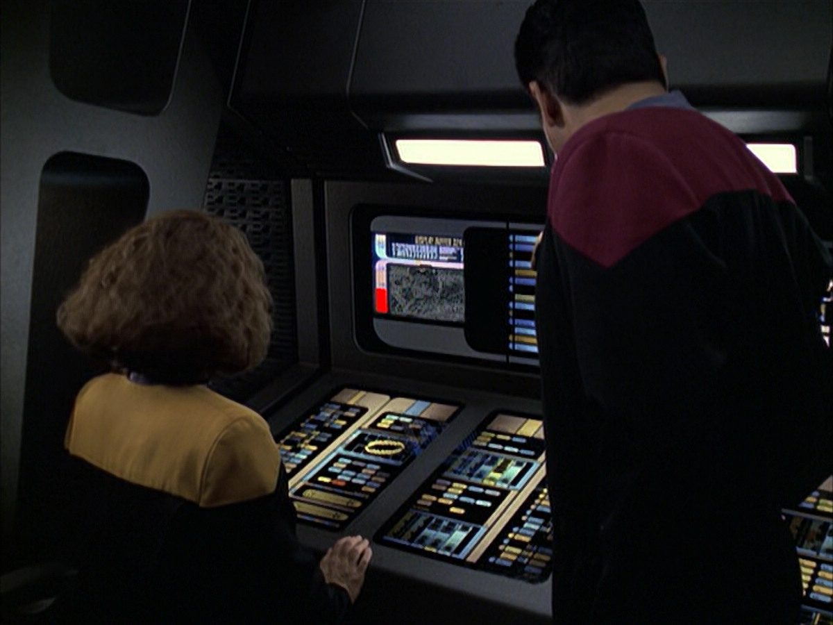 extant_StarTrek_VOY_6x12-BlinkOfAnEye_01142.jpg