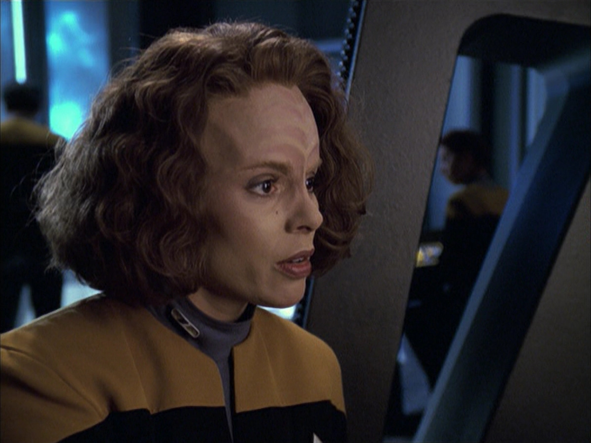 extant_StarTrek_VOY_6x12-BlinkOfAnEye_01147.jpg