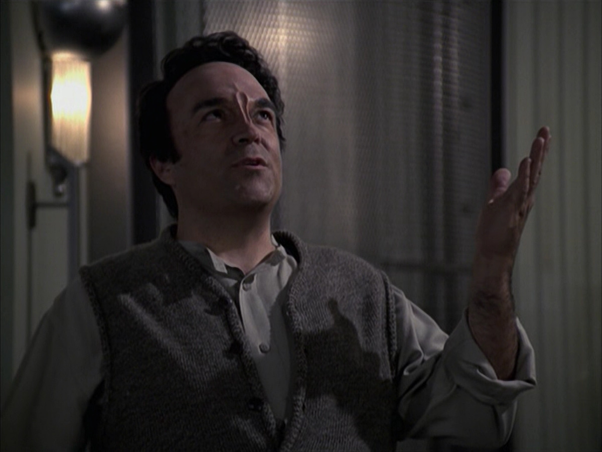 extant_StarTrek_VOY_6x12-BlinkOfAnEye_01268.jpg