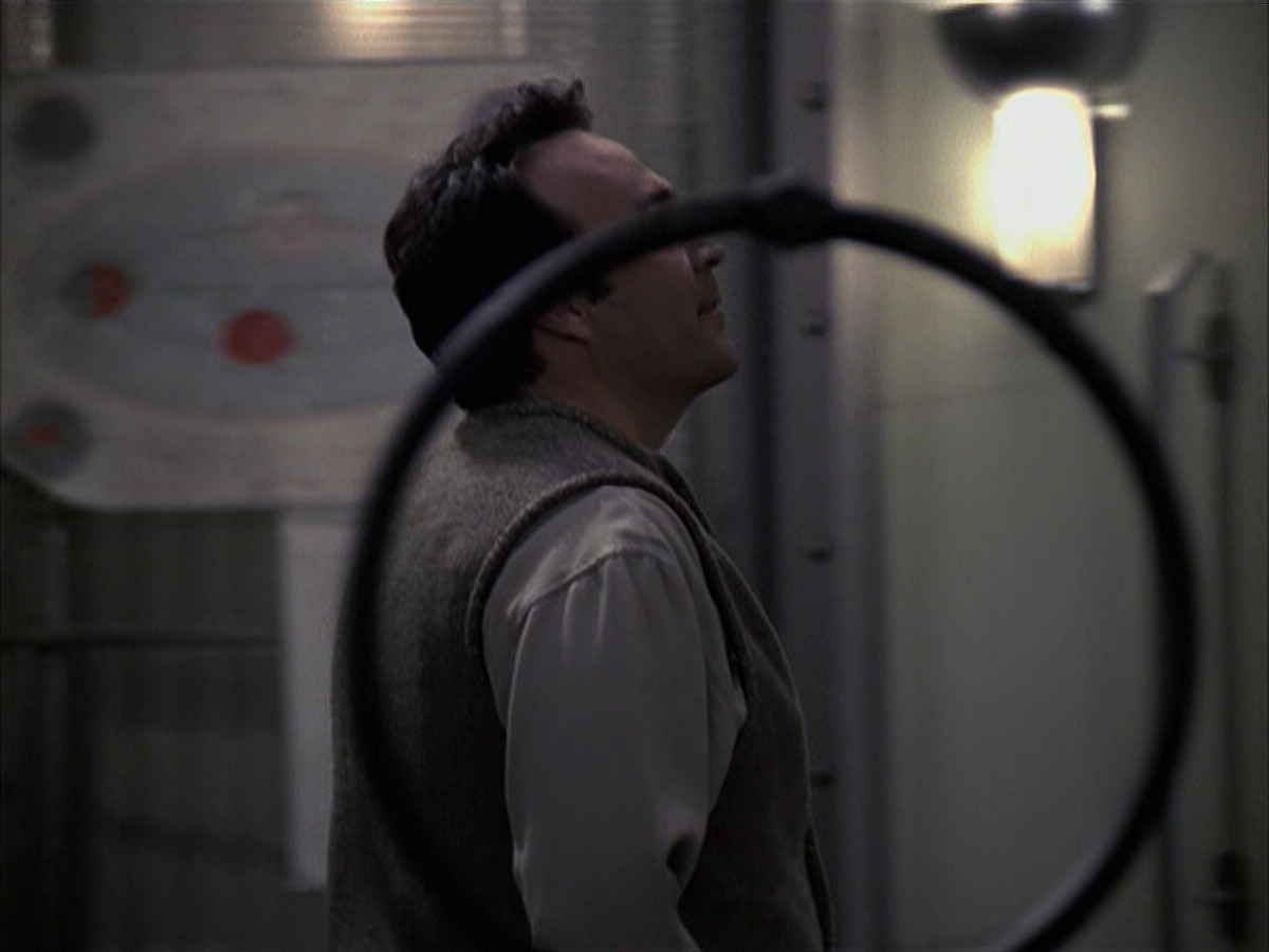 extant_StarTrek_VOY_6x12-BlinkOfAnEye_01282.jpg