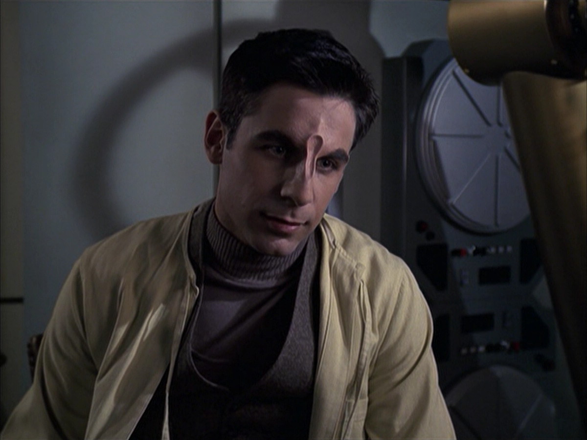 extant_StarTrek_VOY_6x12-BlinkOfAnEye_01346.jpg