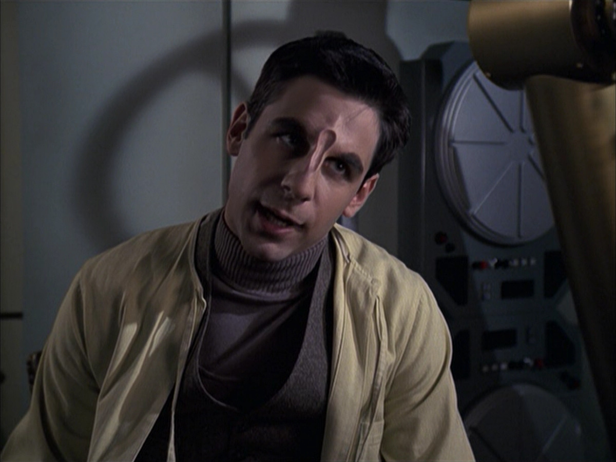 extant_StarTrek_VOY_6x12-BlinkOfAnEye_01347.jpg