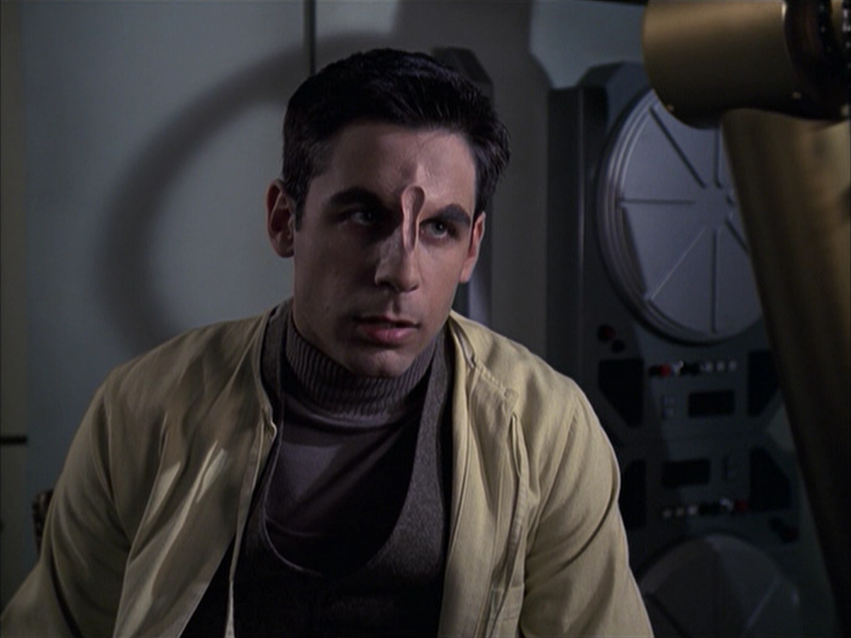 extant_StarTrek_VOY_6x12-BlinkOfAnEye_01353.jpg