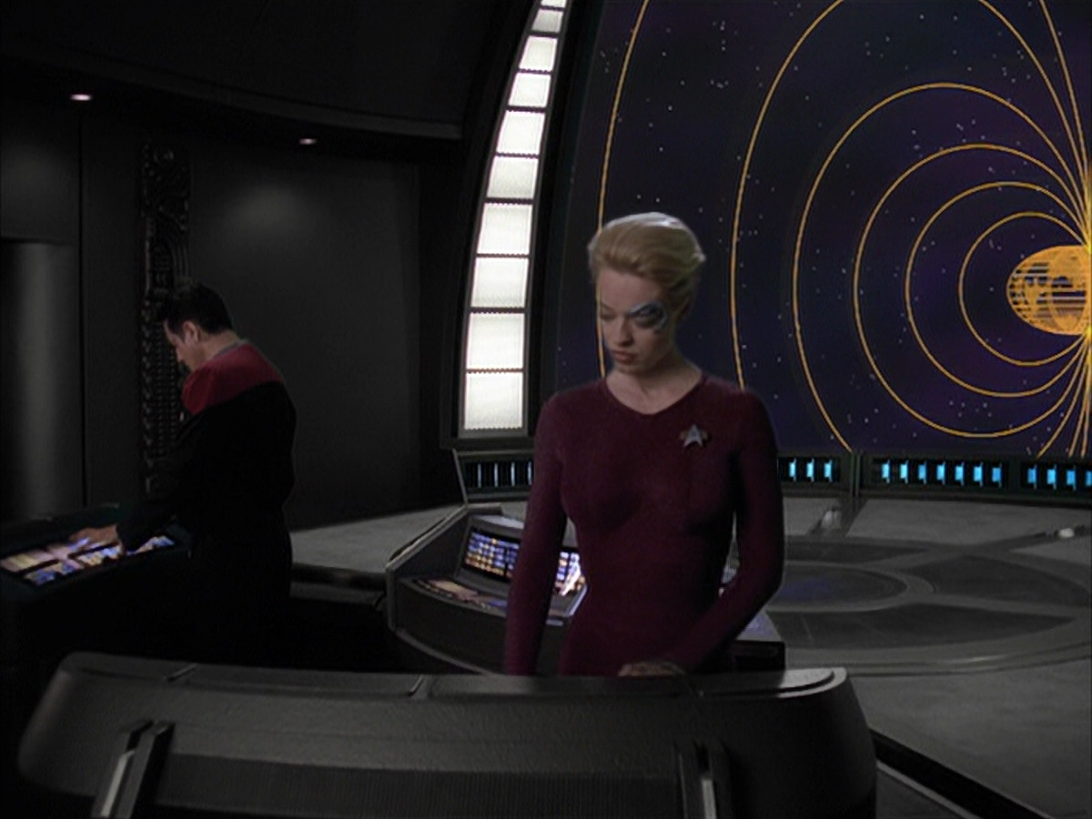 extant_StarTrek_VOY_6x12-BlinkOfAnEye_01415.jpg