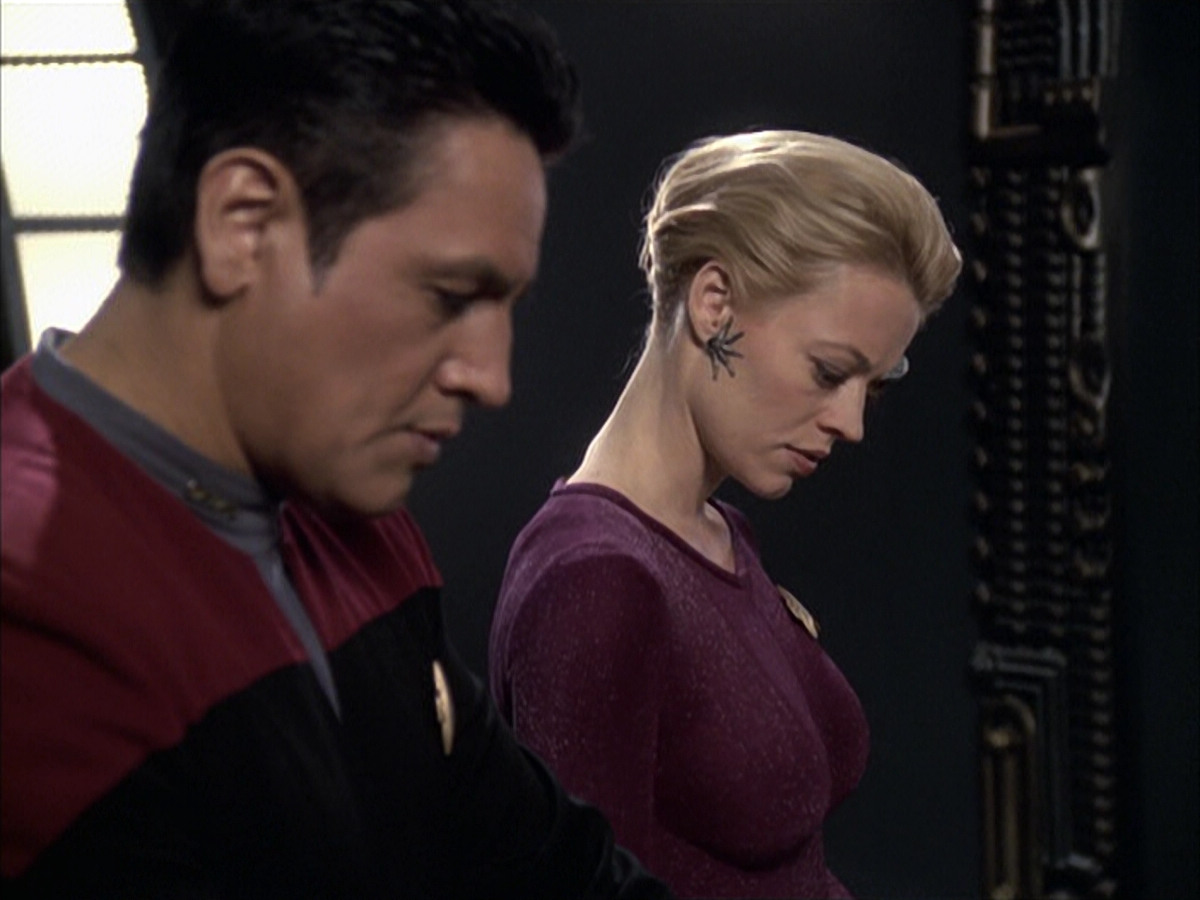 extant_StarTrek_VOY_6x12-BlinkOfAnEye_01465.jpg