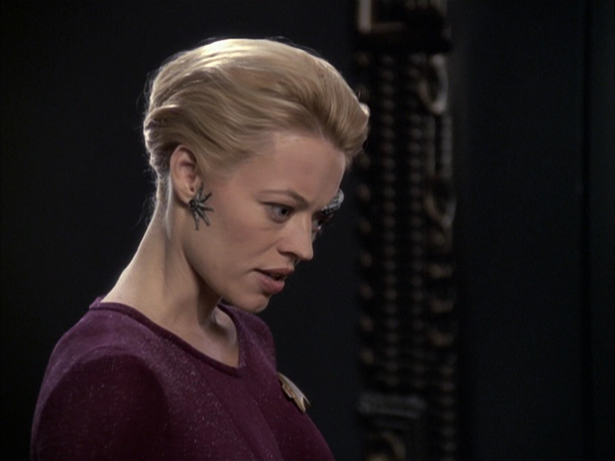 extant_StarTrek_VOY_6x12-BlinkOfAnEye_01471.jpg
