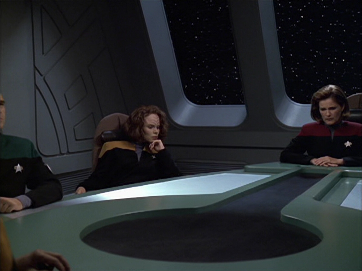 extant_StarTrek_VOY_6x12-BlinkOfAnEye_01518.jpg