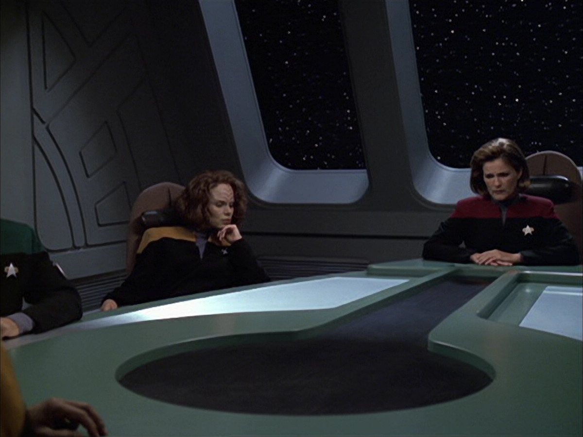 extant_StarTrek_VOY_6x12-BlinkOfAnEye_01519.jpg